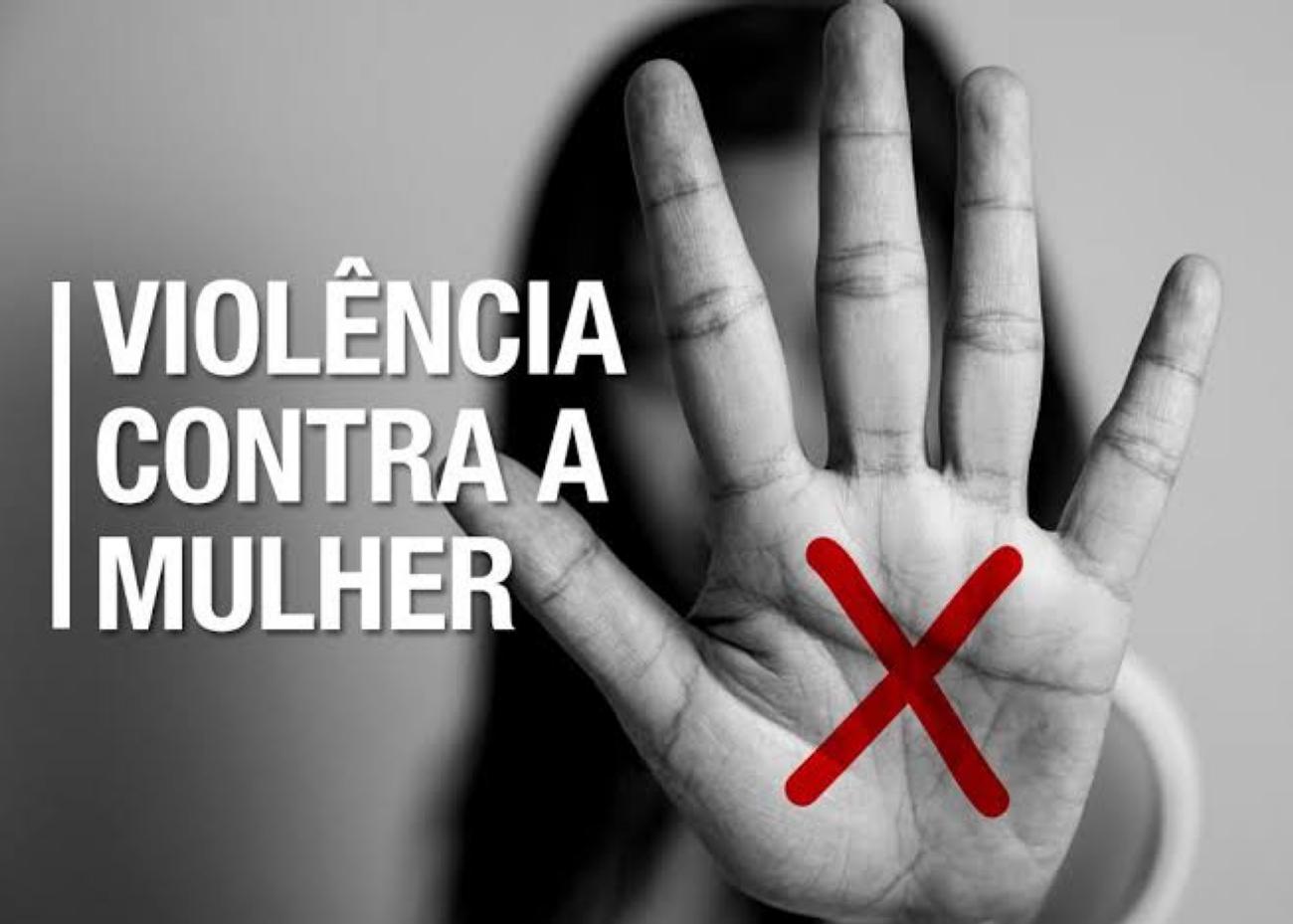 Uma mulher com a mão pra frente e um x na mão dela com uma frase ao lado dizendo violência contra a mulher